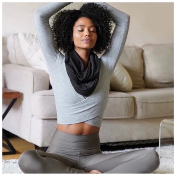 NWT Beyond Yoga Pocket Infinity Scarf - Picture 2 of 11